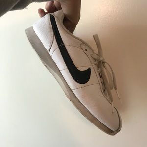 Vintage white nike shoes